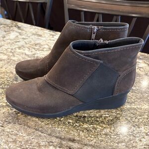 Clarks size 9.  Very cute and comfy.  Like new condition